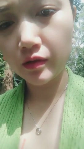 气质白嫩美少妇大白天在莲花上勾搭陌生小哥哥野外大战口爆吞精样子特淫骚