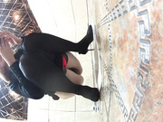 同学聚会上趁机偷怕黑丝袜黑高跟细长腿妹的极品女同学上厕所