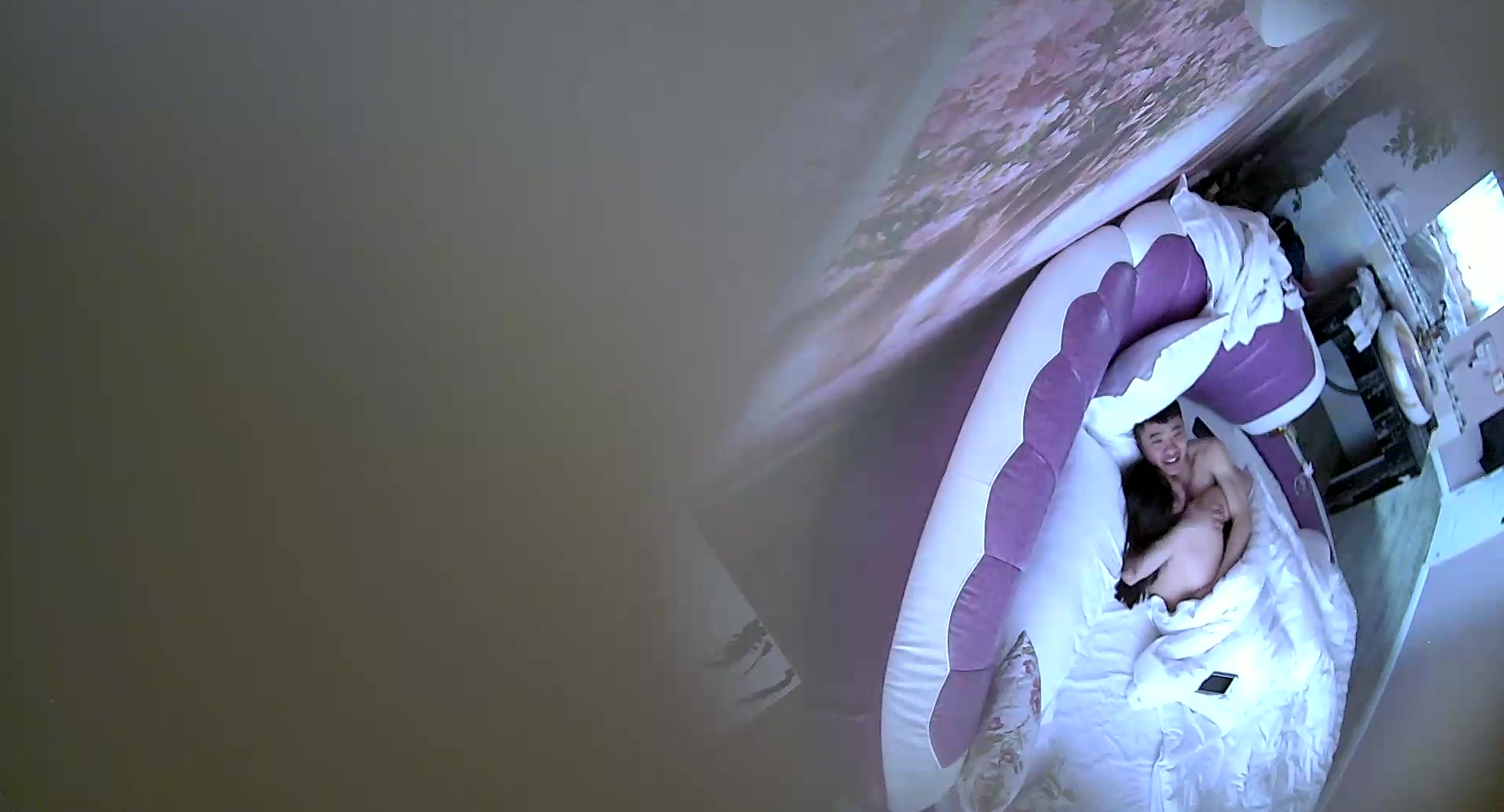 精品小旅馆情趣大圆床偷拍精力旺盛的小伙搞少妇搞完两人用毛巾被擦性器官