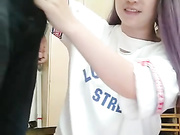 直播界比较牛的大神小甜甜上演家庭乱伦大战，要给表妹破处一家齐上阵，猛男轮草三女表妹的骚逼还有血呢