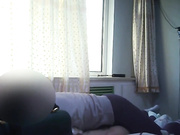 约朋友做保险的美女表妹家中谈事,故意挑逗脱她裤子操她,妹子说：你要这样,那我走了,你不认识我,我也不了解你!