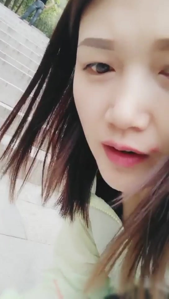 某直播平台女神nl真真约炮友白云山打野战下山又和司机小哥车震