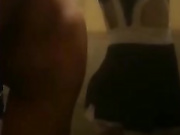 逗逼小青年为了高价礼物约个漂亮妹子去温泉洗浴休闲酒店消费在养生池内啪啪啪直播也不怕人发现国语对白