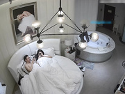 年轻性感的大胸美女正在蹦迪被情人约到酒店,男的迫不及待解她胸罩干她,美女有点反抗说：这是我最后的矜持!