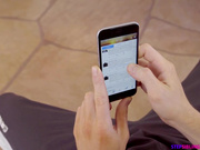 姐姐在家穿的很清凉 弟弟偷拍了好多照片 并私下看着照片打飞机 却被姐姐发现并帮他解决生理需求