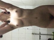 身材不错奶子非常漂亮的艺校兼职妹卫生间洗澡全身穿着黑丝被草援交视频自拍