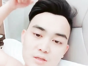 帅气直播男为冲砖豪华套房一次约了2位良家楼凤美少妇玩一龙二凤,边操边直播场面淫荡不堪.国语!