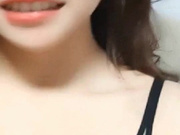 最新漂亮美乳美女『梦梵』全裸与长屌男友激情做爱 先用完具玩出水再骑乘J8插入 窗前后入无套猛操 口爆吞精