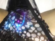 微信约开本田汽车的性感美女出来吃饭,趁机下药带到酒店和朋友一起玩弄啪啪,各种玩