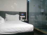 大鸡巴中年男网约白天上班夜晚出来兼职援交的白皙性感美女酒店啪啪,要求太多鸡巴又粗大搞得美女受不了呻吟浪叫!