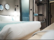 朋友介绍的卫校在读大二的36E纯天然大奶性感美女,1200元约到酒店迫不及待扒光她衣服开操,颜值高,奶子正,狠