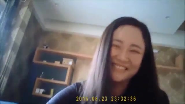 眼睛笑得眯成了月亮，真好看的风韵少妇，邀约她过来帮忙推油打飞机，顺便喂她饱吃一顿鸡巴 嘿嘿~