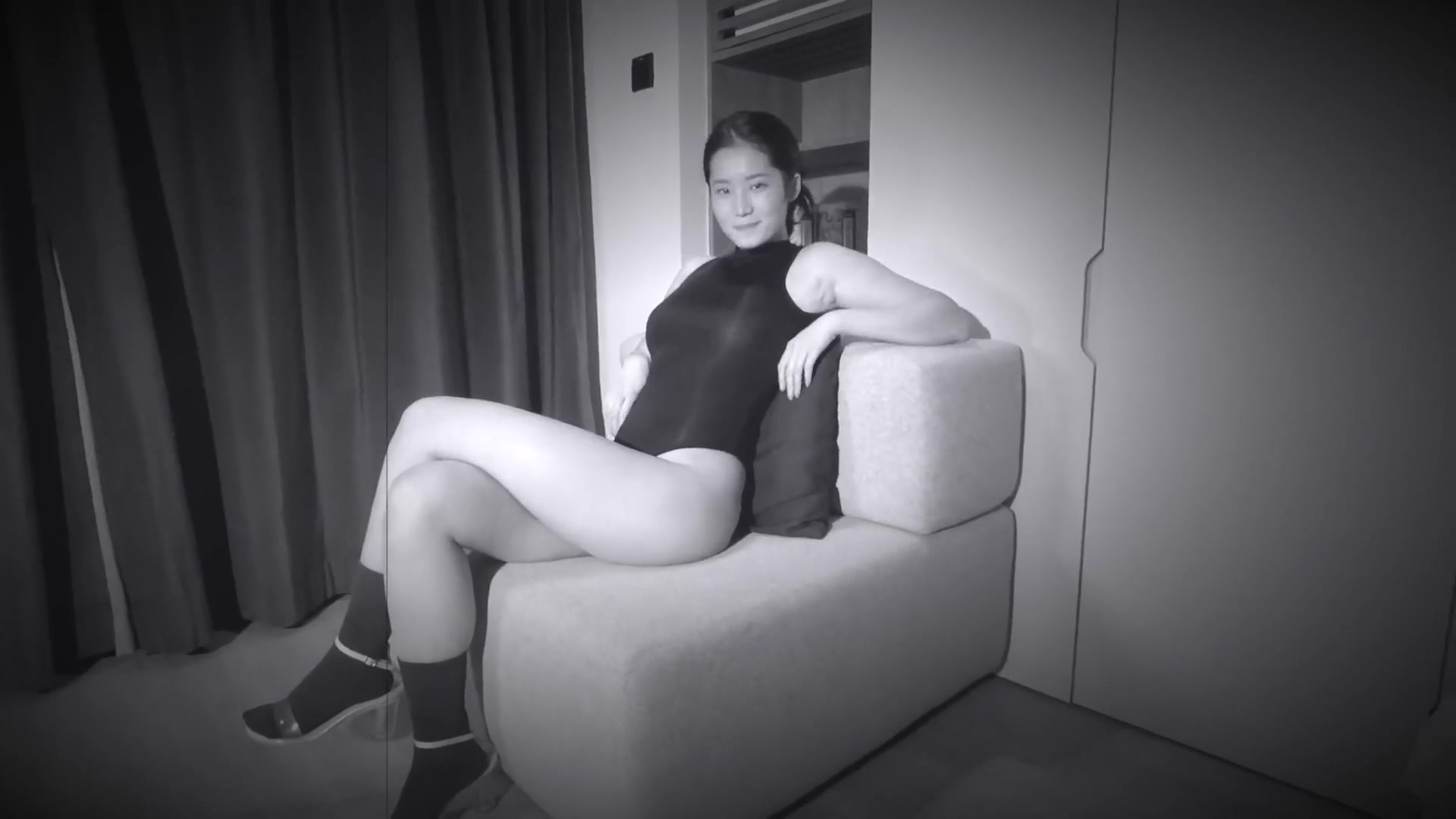 上海年轻漂亮的长腿美女嫩模和异国男友外地旅游酒店激情啪啪自拍,奶大逼嫩被大粗吊快速抽插,包裹的真严实!