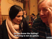 太开放了双胞胎姐妹餐厅吃饭搭讪对面桌白发老大爷来到没有顾客的房间啪啪姐妹俩换着搞后被客人和服务员发现被赶走