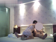 土豪肚腩哥酒店高价约操女神级极品性感美女车模啪啪,干了2次淫语不断大叫：你鸡巴好大,好舒服,用力操我逼,好痒,