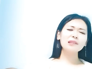 一天不挨草浑身都难受的女人露脸约炮附近的人，大哥躺在床上享受小少妇的口活服务，大鸡巴各种体位把少妇干的浪叫不止