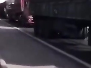 女人在高速上随地小便