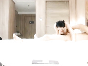 千元才能约出来的高颜值气质外围大美女碰一下就受不了衣服不脱就搞起来骚女还说射给我好多水连干2炮对白淫荡