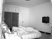 黑客破解家庭网络摄像头偷拍夫妻做爱把孩子弄醒了媳妇一边哄孩子一边挨屌