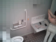 盗站流出游泳池更衣室偷放摄像头偷拍几个女泳客更换泳衣