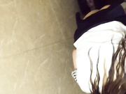 国内牛人潜入某娱乐城KTV女厕偷窥貌似不小心被发现了被妹子用眼神怒视