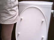 外站流出高级西餐厅坐厕偷拍漂亮时尚妹子抠鼻屎的不雅动作让我想到了如花