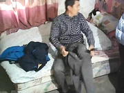 2020年某小区出租房离异漂亮美少妇从早忙到晚生意好的不得了100元快餐不同年龄段的嫖客挣钱不要命了