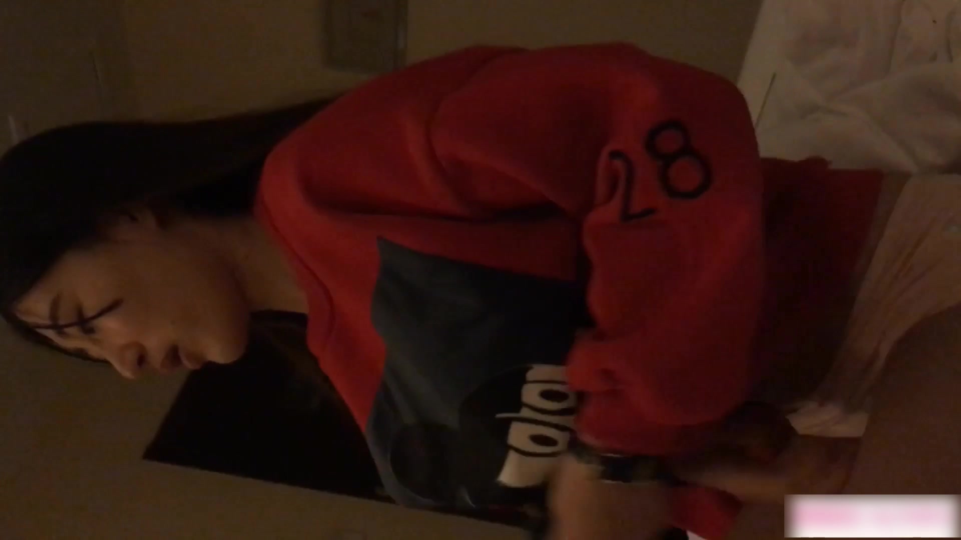 獨家推薦 大學生兼職妹子背著男友酒店服務大款富二代 邊拿著肉棒邊與男友通電話差點被發現 國語對白 1080P高清