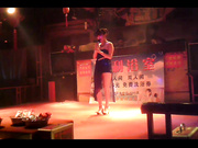 洁利浴室共享大厅午夜放福利裸体艳舞歌曲时装表演尺度大胆豪放妹子质量都不错亮点是猥琐大叔上台揩油舞女