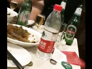 【全網推薦】【網曝門事件】濰坊包間事件！19歲濰坊女包間擦槍走火 翹美臀後入直接操 3男1女思維豬腳盡心盡力～720P高清原版