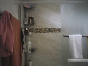 精品推薦 低價出租房攝像頭拍攝漂亮打工妹子沐浴更衣 苗條身材逼毛毛濃密性感 性欲貌似很強啊～720P高清