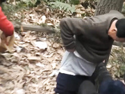 公园小山深处长焦TP总一起看牌的2个老头合伙嫖野鸡大妈拼排一人干一个不硬了撸一撸继续搞很疯狂1080P原版