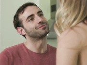 周末家里没人看到妹妹洗澡忍不住去操了她