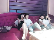 KTV深夜叫了两个妹子玩4P翘起屁股后入撞击