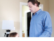 可爱的苗条少女竟然想从她爸爸那里得到精液