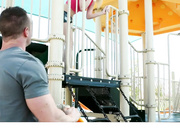 金发少女在操场上玩滑梯被路人巨根吸引求草