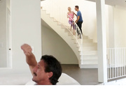 娇小淫荡的继母在丈夫身后逗弄继子太刺激了