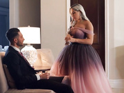 女孩准备好去参加舞会离开前和哥哥来一发