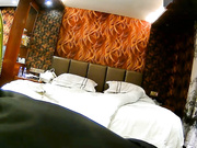 精品酒店纹身小哥和漂亮女友开房啪啪意外的发现了电视机旁边隐藏的摄像头研究一下