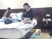 约短裤少妇先按摩镜头前口交舔弄抽插猛操