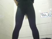 商场厕拍系列25 大阴唇妹子擦逼的动作很性感