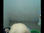 【全網推薦】【大陸經典盜錄系列】趴窗窺視良家人妻少婦洗浴護膚 苗條身材雪白肌膚看得讓人欲火焚身 720P原版高清