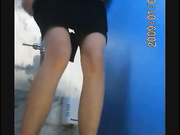 短裙配白衬衫不知道啥地方 身材颜值都很不错的公共卫生间蹲坑连续偷拍美女们嘘嘘拉翔