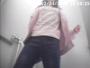 超男双镜头174考烙斯洞洞鞋学妹,夹着水帘开始小便