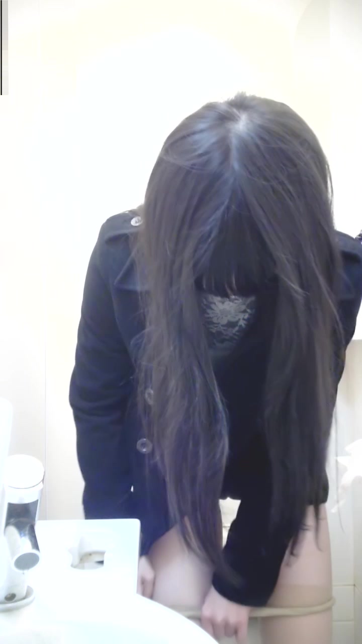 最新流出角度正点偸拍美女如云高级餐厅各种风格气质美女方便牛仔背带裤靓姐姐擦BB的姿势很诱人