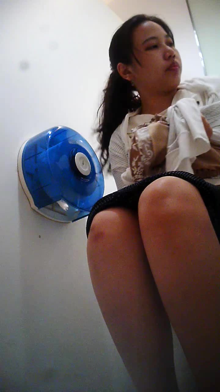 最新流出某商场公共坐便连续T拍一波接一波的年轻气质美眉嘘嘘一线天馒头B妹子一遍又一遍的擦下面要擦破皮了