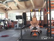 十几岁的艾米丽·威利斯在自慰时发现了她的懦弱