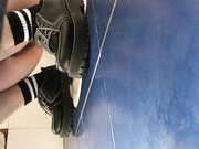 4K极致超清厕拍-等电梯偶遇个少数民族着装的漂亮姑娘忍不住尾随进女厕偷窥她的嫩穴