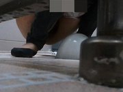 【經典盜攝】疑似商超內部猥瑣男站衛生間盜攝漂亮大胸營業美眉尿尿 2部合集～原版高清 (2)