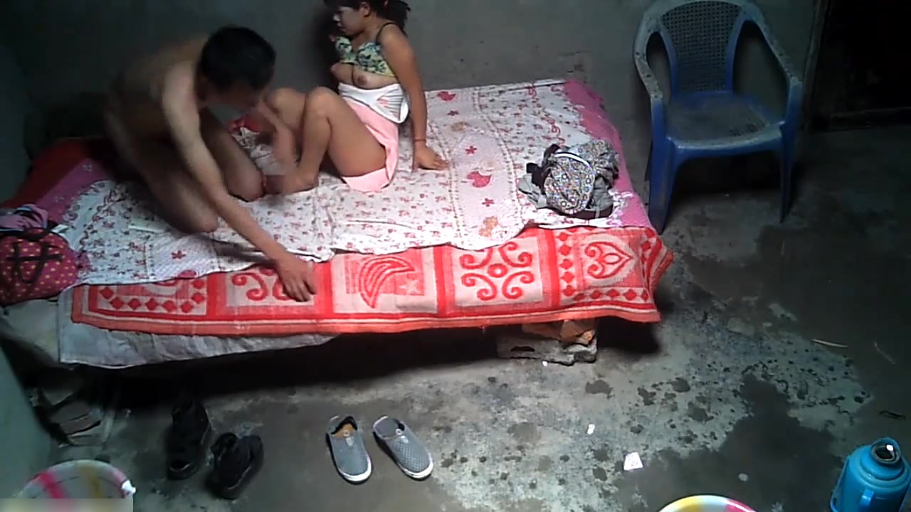 外出离家务工大叔解决生理问题简陋房嫖鸡这妹子不错不戴套给口活女上位内射服务到位很投入很败火